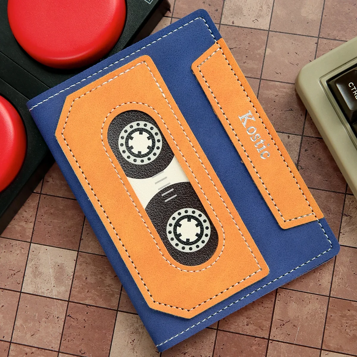 housse de passeport en pu à motif cassette rétro, porte-passeport multifonction avec emplacements cartes, personnalisable gravure prénom, accessoire de voyage vintage, cadeau original pour amateurs de voyages et musiqu