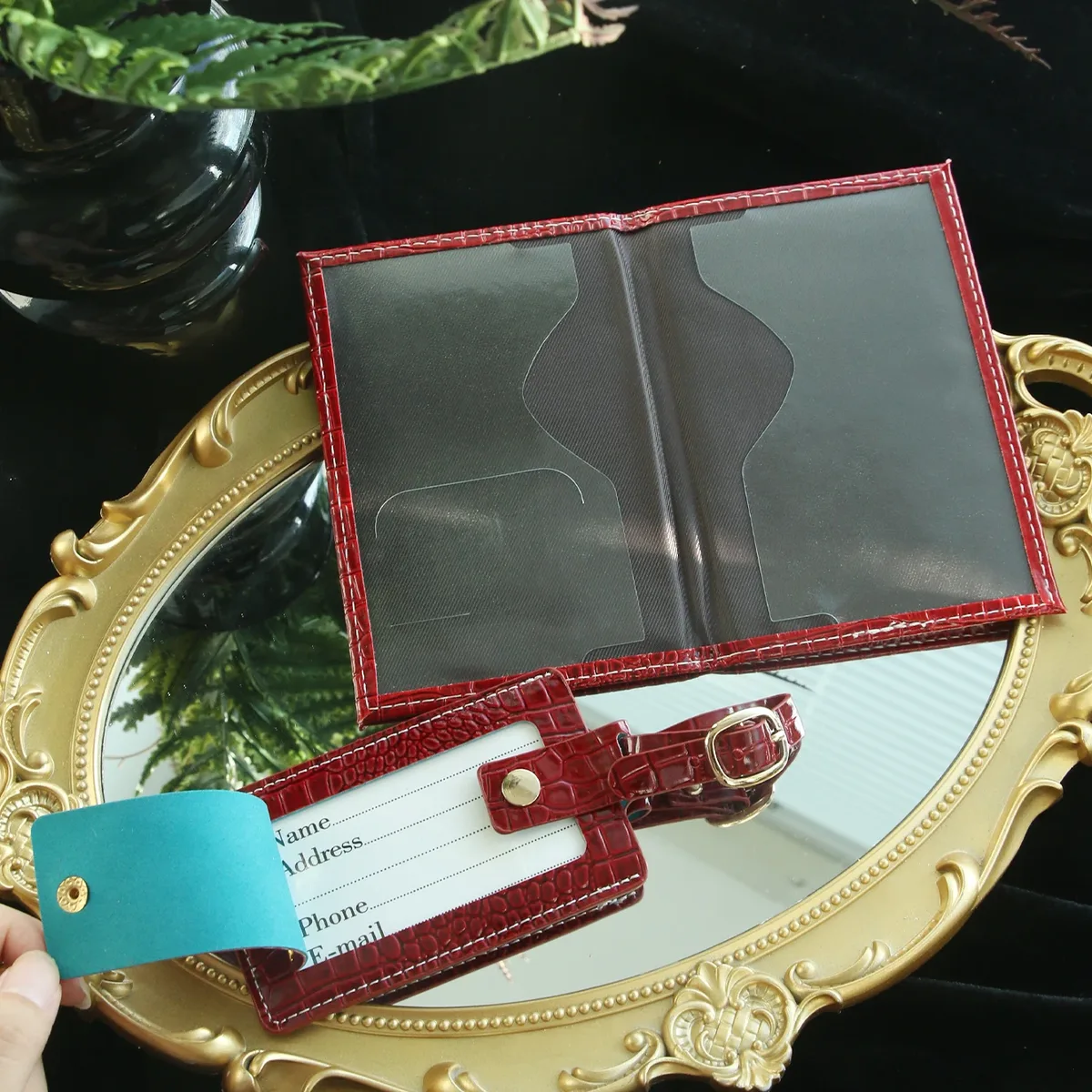 porte-passeport initial personnalisé et ensemble d'étiquettes de bagage, monogramme personnalisé en or et argent, cuir de crocodile en relief, cadeau de voyage