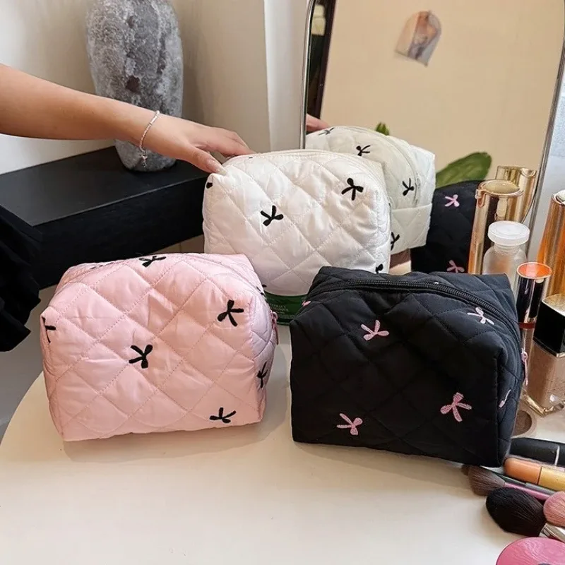 trousse de maquillage brodée avec nœud pour femmes, sac de rangement de voyage de grande capacité pour cosmétiques et articles de toilette