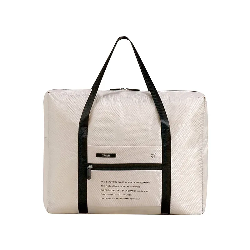 un sac à main pliable qui peut être fixé à la poignée d'un bagage, avec une grande capacité pour contenir les essentiels de voyage ; il peut également être plié en un sac de rangement compact en quelques étapes simples