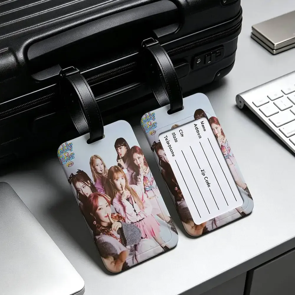 étiquette de bagage en pvc multi-scènes du groupe kpop s-stayc, design anti-perte avec carte d'information pour sac à dos et bagages de voyage.