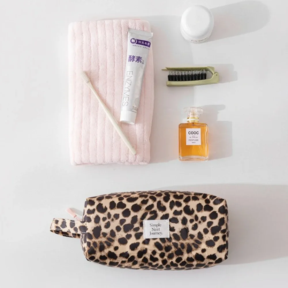trousse de maquillage léopard grande capacité, organisateur de voyage imperméable pour cosmétiques, indispensable pour les voyages d'affaires et les bagages pour femmes