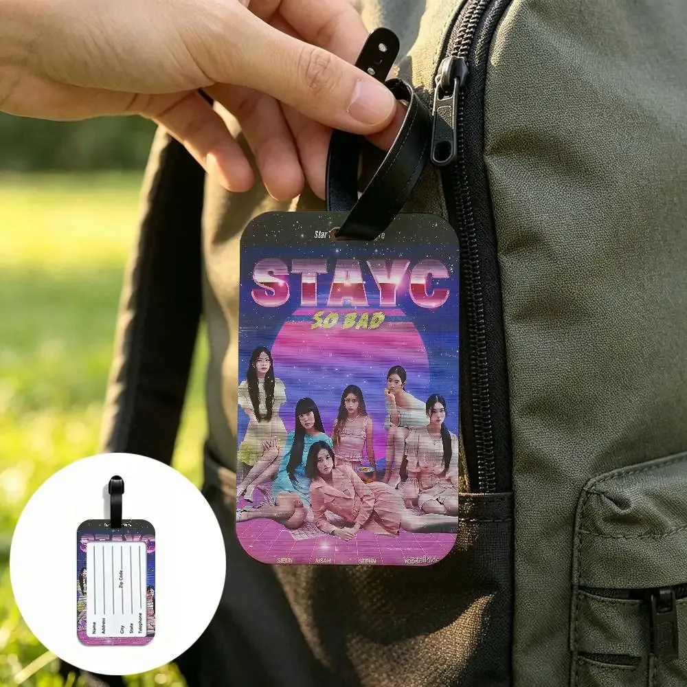 étiquette de bagage en pvc multi-scènes du groupe kpop s-stayc, design anti-perte avec carte d'information pour sac à dos et bagages de voyage.