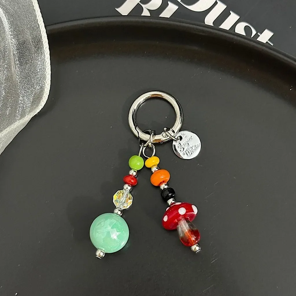 porte-clefs perlé motif champignon fraise chaînette métallique couleur tendances accessoires mode femmes décoration sac lunettes multifonctionnels sorties occasions