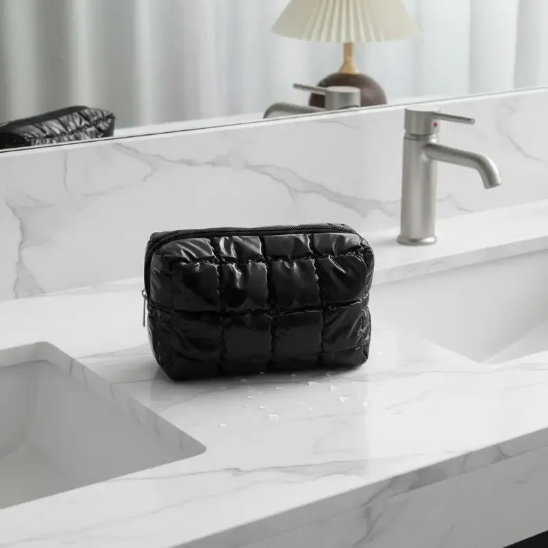 pochette cosmétique matelassée avec un grand espace pour les voyages