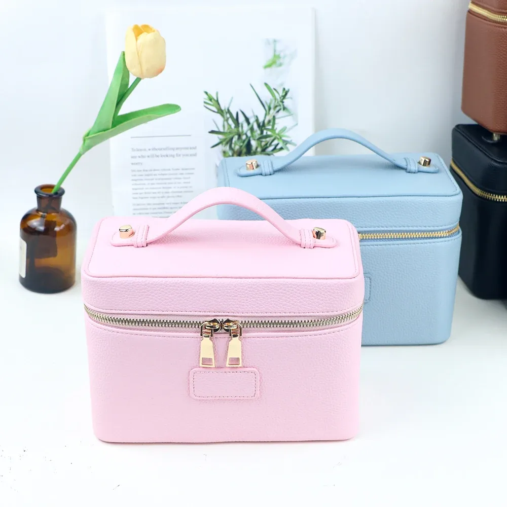 pochette à maquillage personnalisée en cuir pu avec compartiments, grande capacité, et inclut une trousse de maquillage.