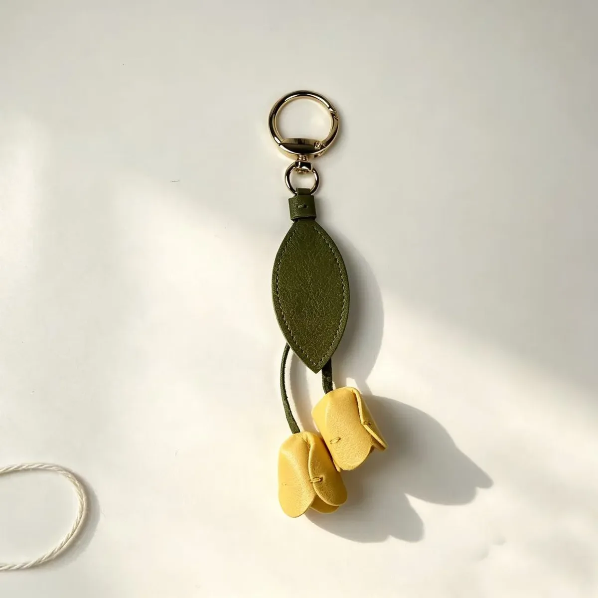 porte-clés en cuir style tulipe – charme de sac mignon en forme de fleur pour sacs à dos, sacs à main et clés de voiture – accessoire de décoration féminin pour la maison