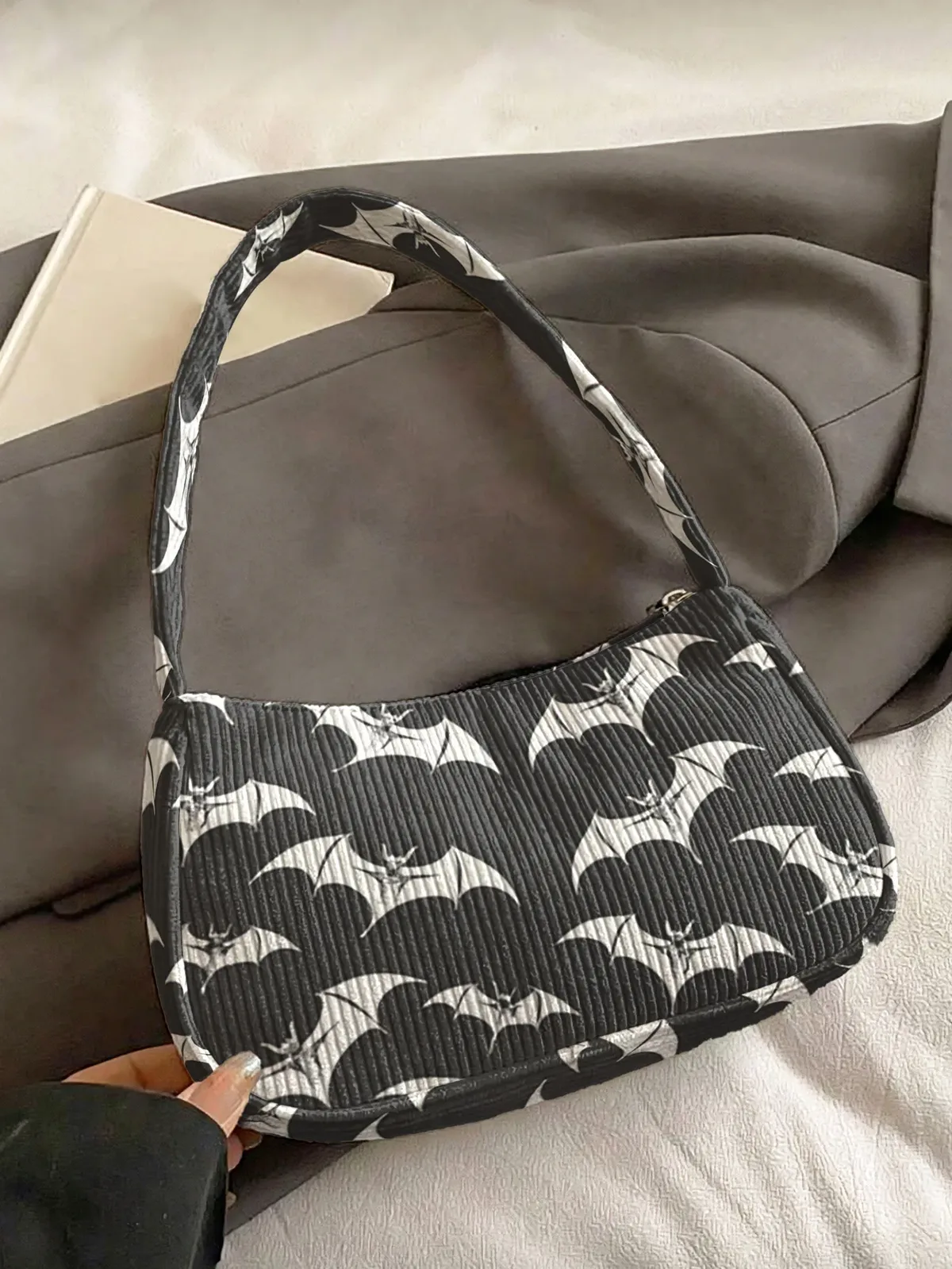 sac à bandoulière tendance à imprimé chauve-souris blanc, sac sous le bras en velours côtelé noir pour un usage quotidien décontracté