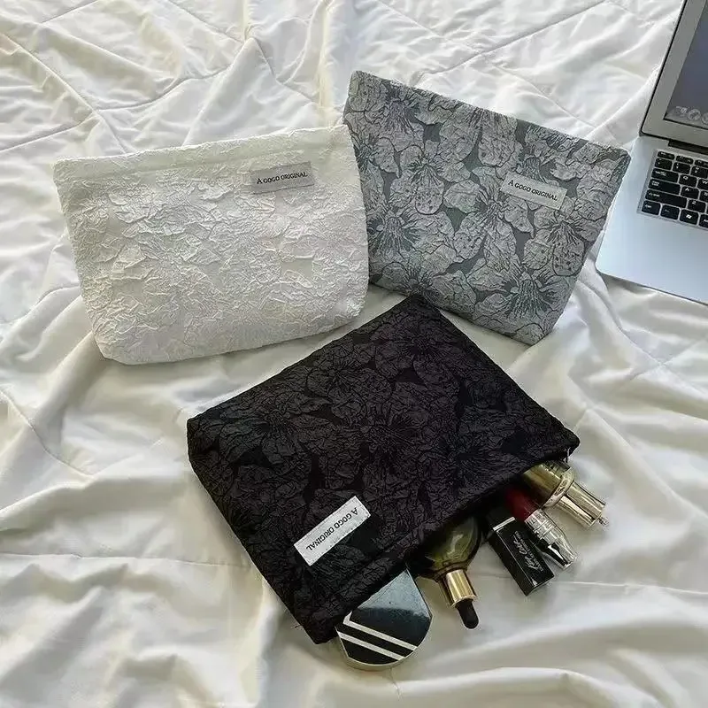 sac portable élégant à motifs floraux en relief, magnifique trousse de toilette, sac de rangement simple de grande capacité, adapté à un usage quotidien