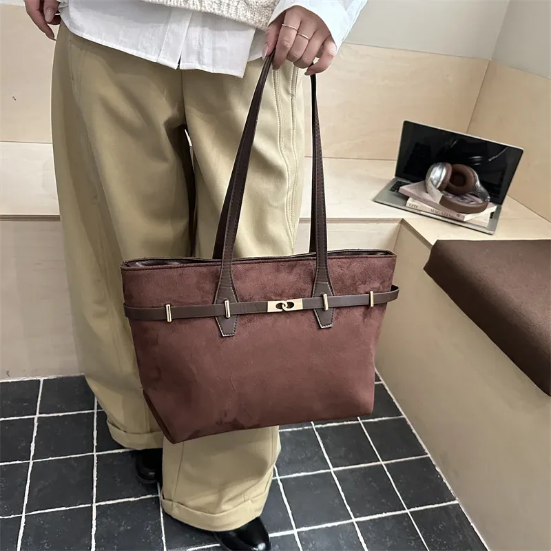 sacs fourre-tout à bandoulière imprimé léopard avec garniture en similicuir marron et détail de fermoir doré, sacs à main spacieux pour femmes, pour le travail et l'usage quotidien