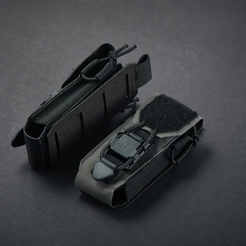 organisateur voyage nylon noir fermeture éclair bandes velcro poignées amovibles style techwear compresseur objet gadget fixation ceinture vêtement