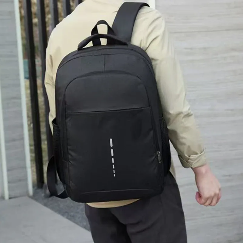 sac à dos neutre pour hommes et femmes, idéal comme sac d’école ou sac à dos de voyage, disponible en deux couleurs.