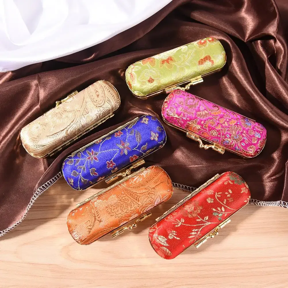 trousse toilette satin motifs floraux dorés fond coloré miroir intérieur contenance cosmétiques voyage femmes