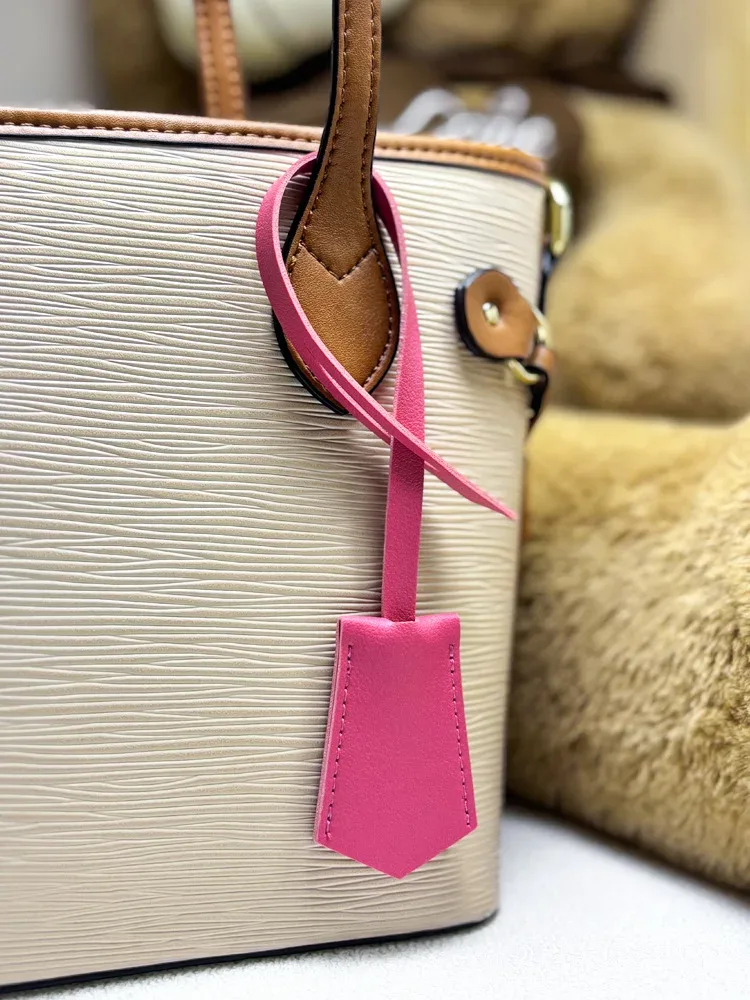 lettre personnalisable gratuite, nouveaux accessoires de sac en cuir pu, pendentif d'étiquette de bagage personnalisé multicolore, en stock pour garçons et filles
