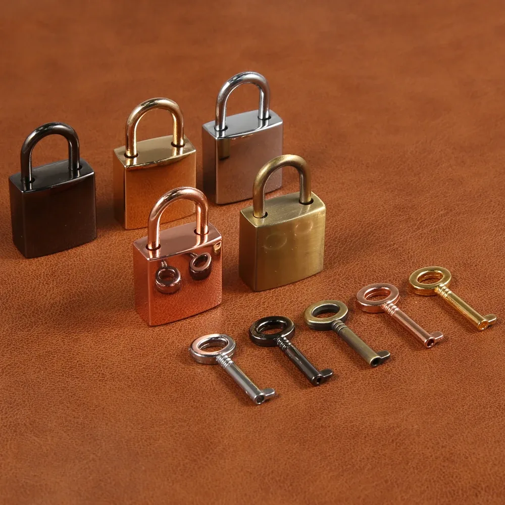 cadenas verrouiller métal argent doré orange marron beige petite clé anneau carré voyage usage rangement