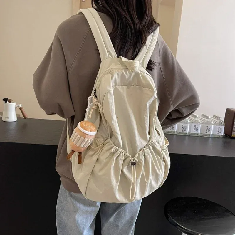 sac dos nylon beige marron grande capacité forme rectangulaire ouverture zippée transport ordinateur portable smartphone tasse jus voyage étudiant