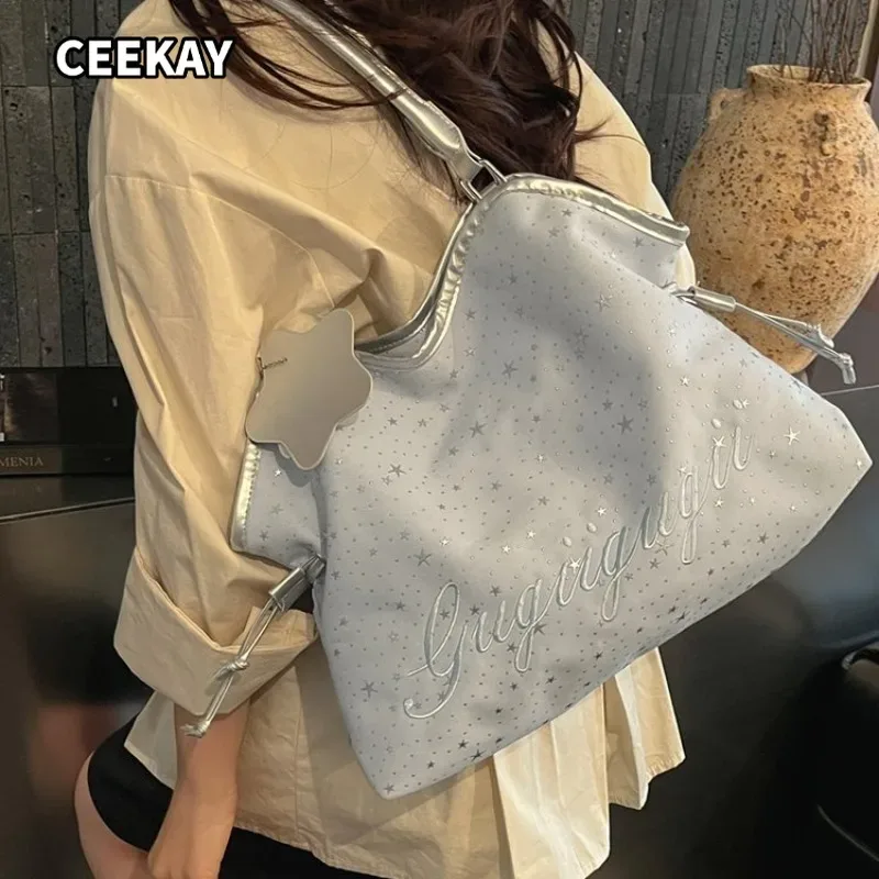 ceekay sac fourre-tout grande taille en pu imprimé étoiles argentées avec pendentif étoile, cordon de serrage latéral et poignée large, sac à bandoulière décontracté