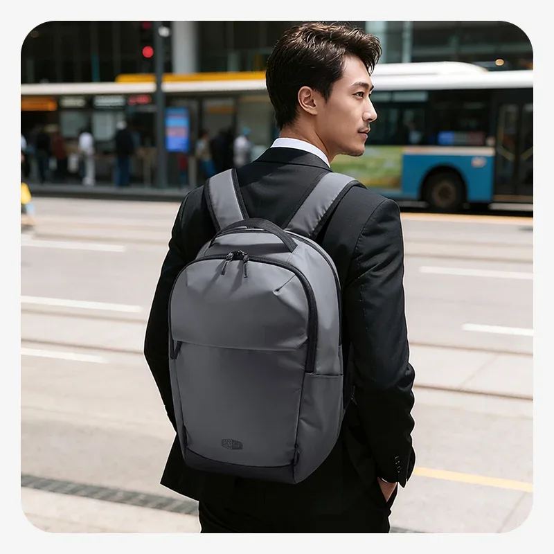 sac dos polyester gris noir format rectangulaire poignée supérieure bandes latérales transport voyage grande capacité usage quotidien étanche