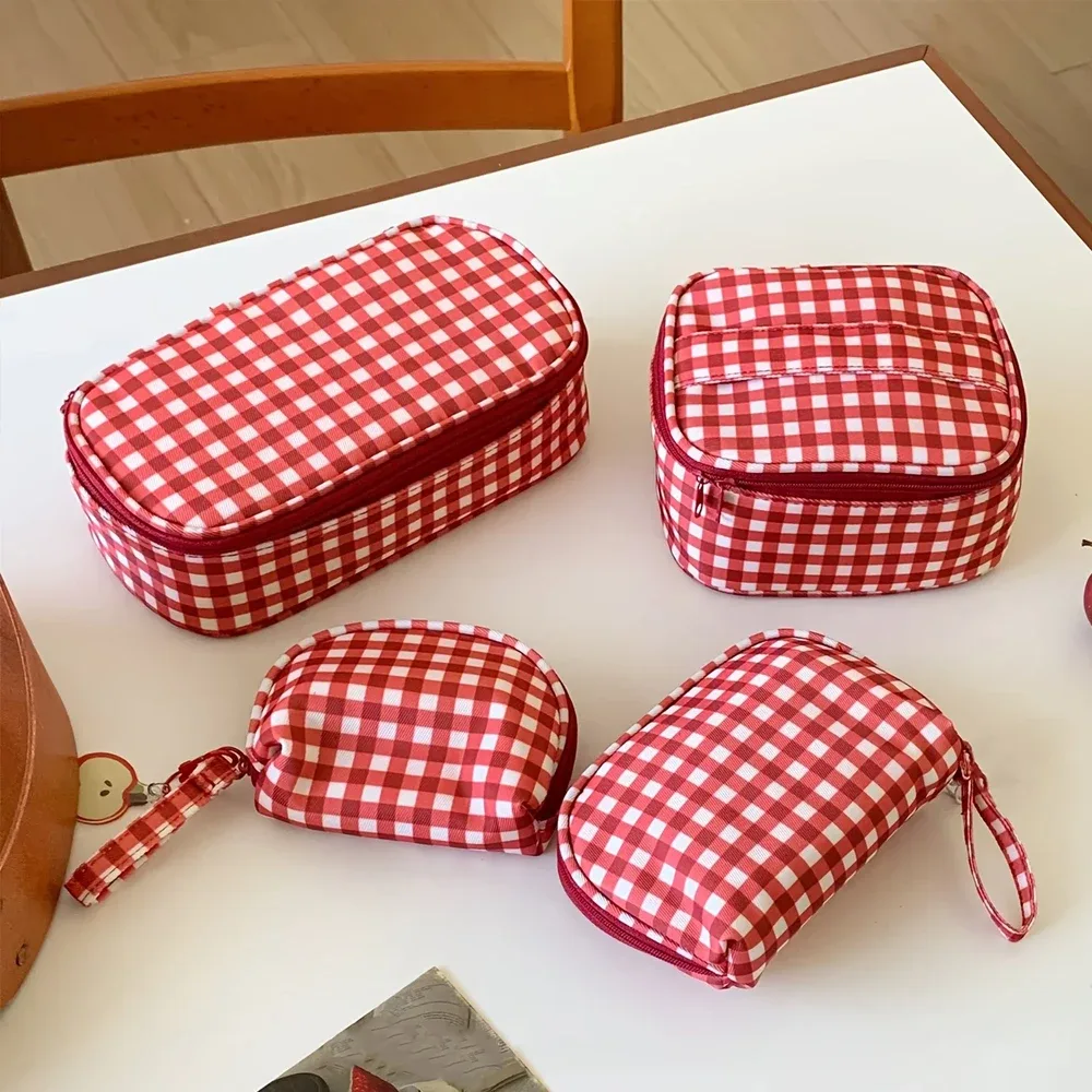 mini trousse de toilette rétro à carreaux rouges, légère et portable avec sangle de poignet et poignée, grande capacité avec fermeture à glissière, adaptée pour la salle de sport et l'usage quotidien