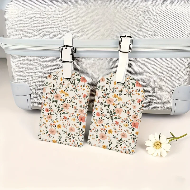 étiquettes de bagages florales colorées rose pastel et vert, avec quincaillerie ton sur ton, motif floral, porte-cartes d'embarquement pour voyage en avion