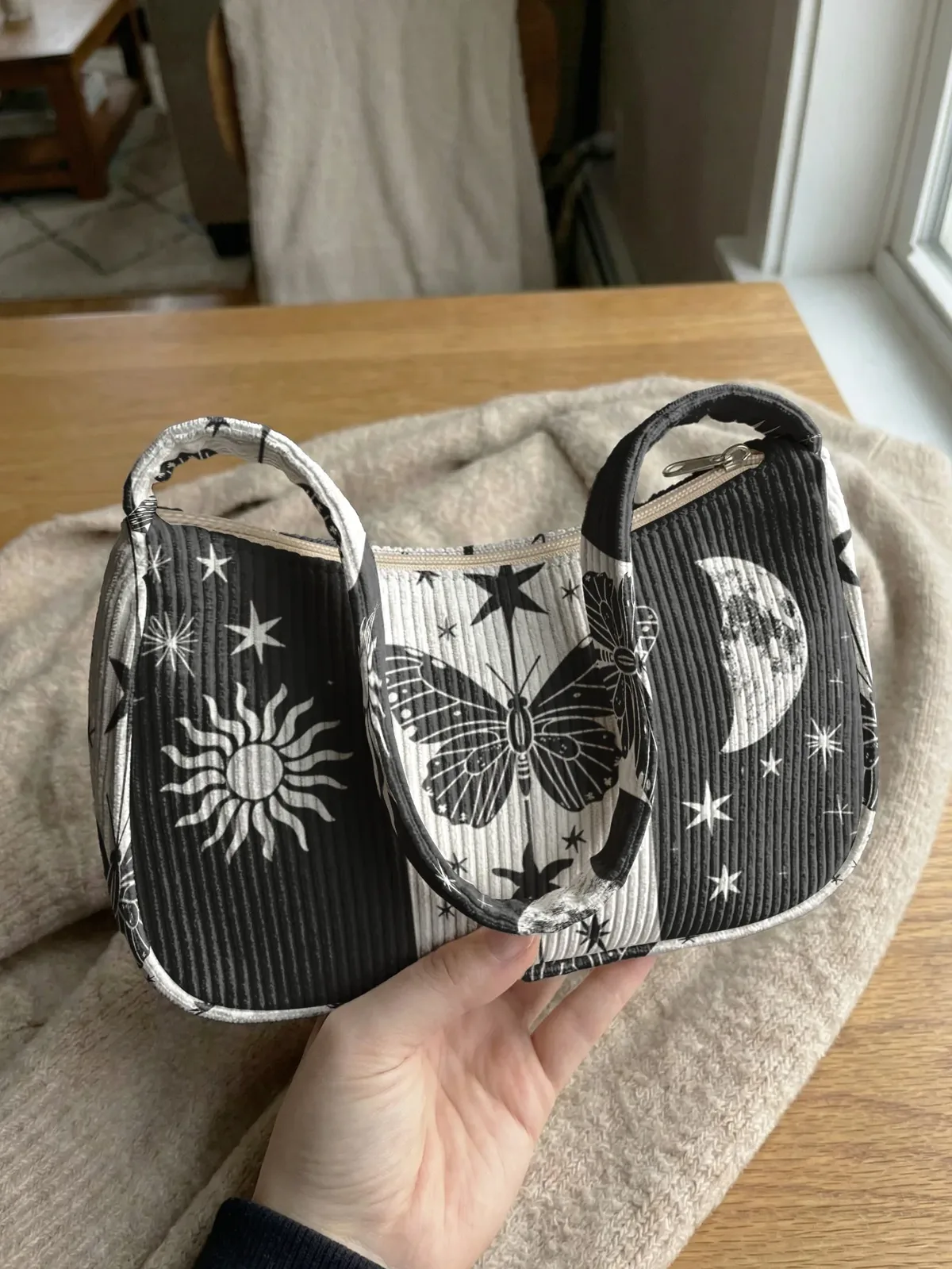 sac à bandoulière tendance imprimé soleil, lune et papillon, sac sous le bras en velours côtelé noir et blanc pour un usage quotidien décontracté