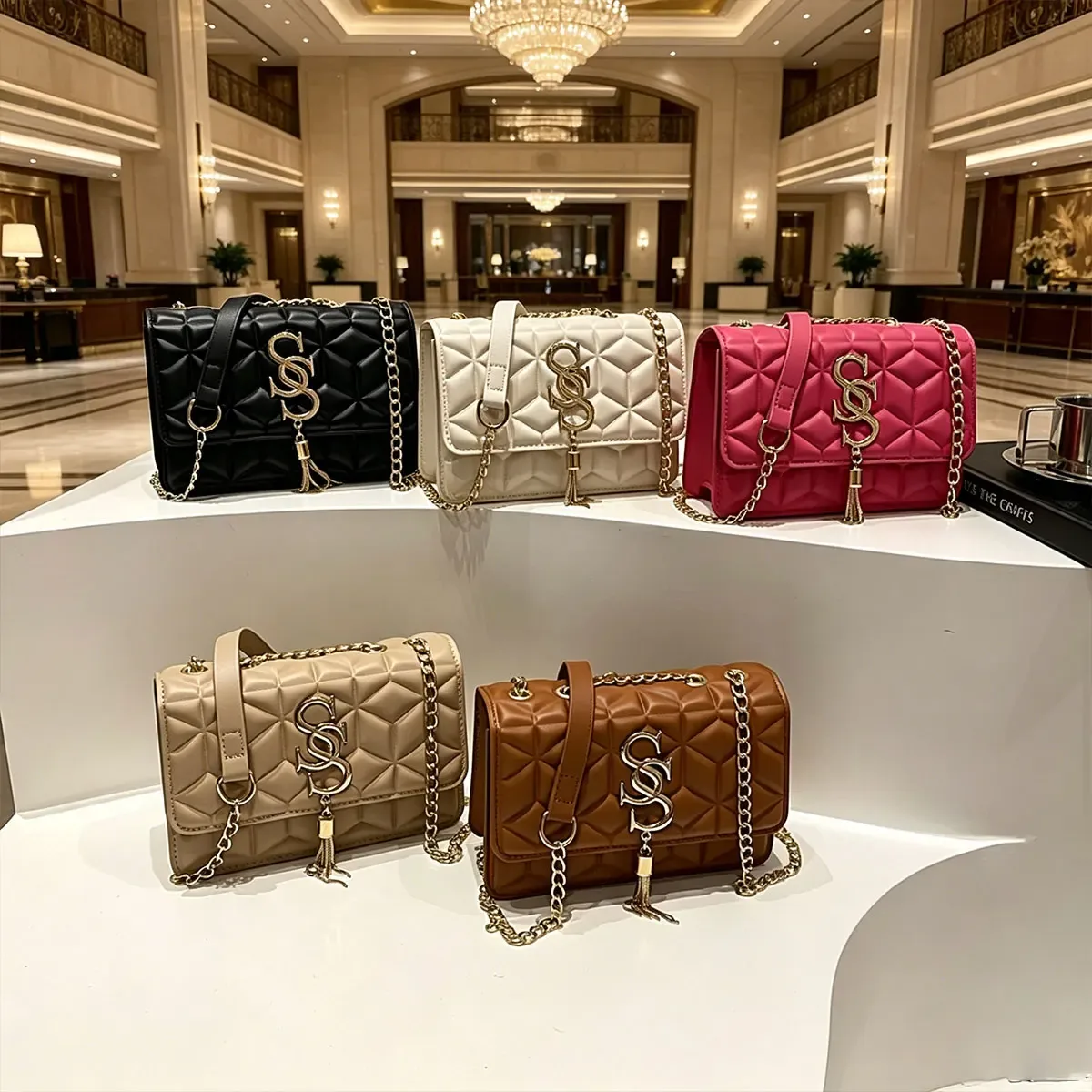 sac carré matelassé argyle élégant et tendance, avec lettres métalliques et pompon, sac bandoulière pour trajets quotidiens