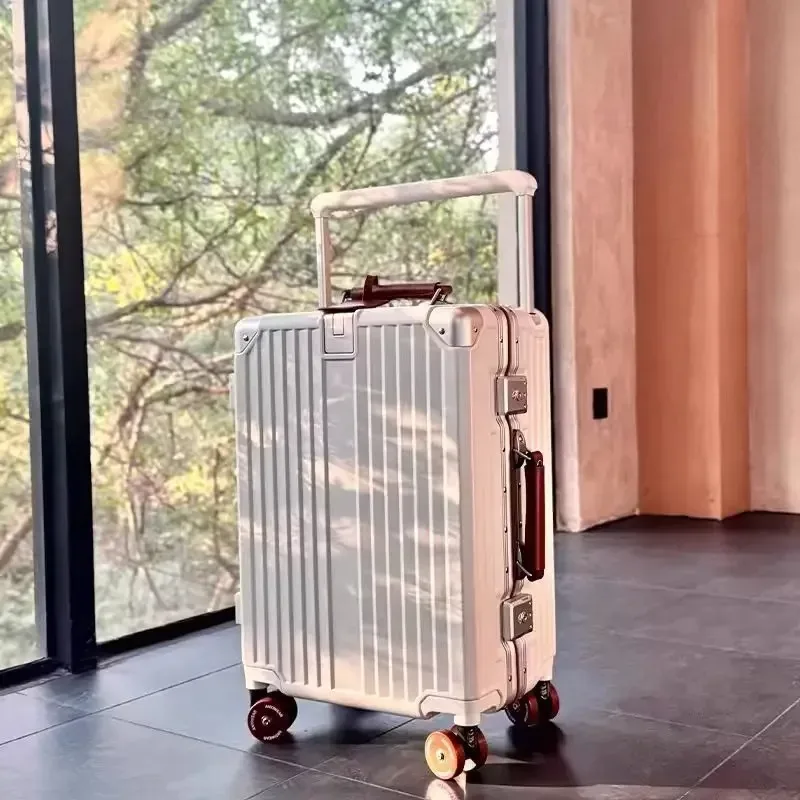 valise pc aluminium roues pivotantes silencieuses serrure tsa compartiments internes couleur noire ligne dorée grande capacité voyage
