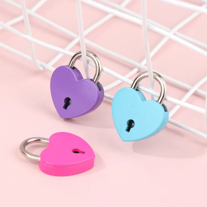 cadenas forme coeur serrure clé verrouiller nylon couleur rose violet bleu rouge or argent format petit usage voyage sécurité bagages identité