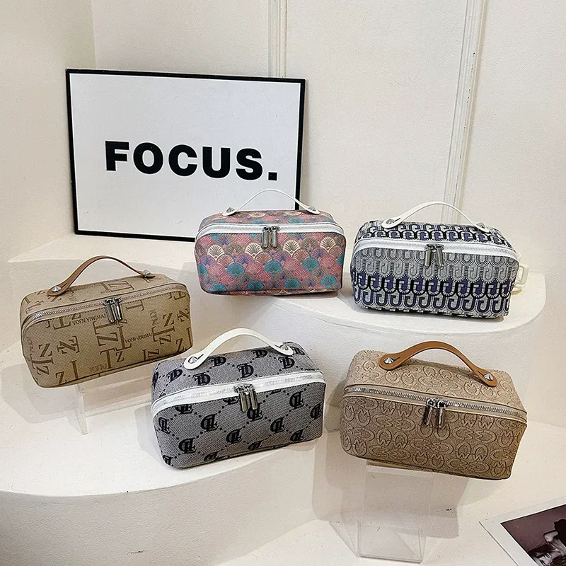 étuis de rangement de cosmétiques avec lettres portables pour femmes, sacs de maquillage de lavage de toilette de voyage, grands sacs à main et bourse d'oreiller de luxe pour dames
