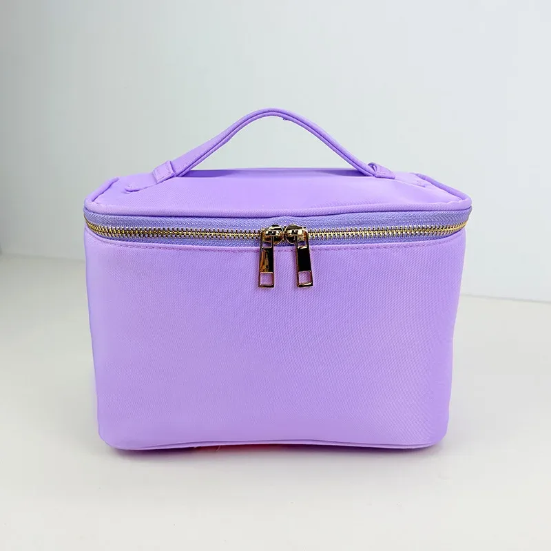 sac cosmétique nylon vert pastel fermeture éclair poignée dorée organisation maquillage voyage soirées pyjama
