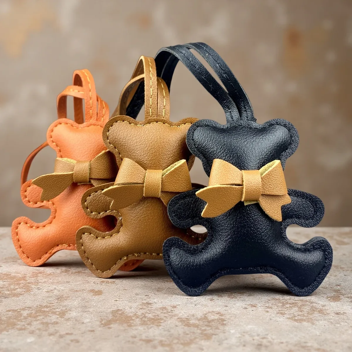 adorable breloque de sac en cuir pu en forme d'ours, pose câlin avec un petit nœud, pendentif animal pour sacs à main et sacs à dos, cadeau pour filles