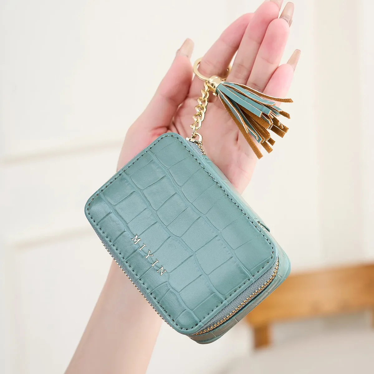 pochette à rouge à lèvres mini portable élégante pour femme, motif crocodile, sac carré à fermeture éclair avec pompon, trousse de maquillage simple couleur unie avec lettre