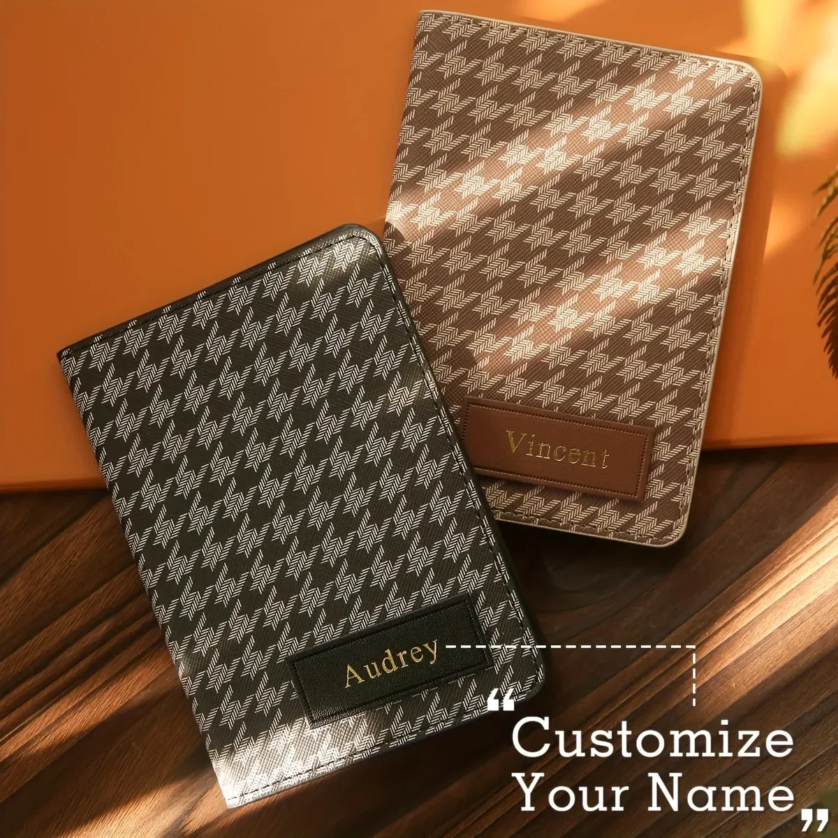 housse passeport motif pied poule couleur rose vintage porte documents voyage compartiments organisateurs personalisation plaque nom