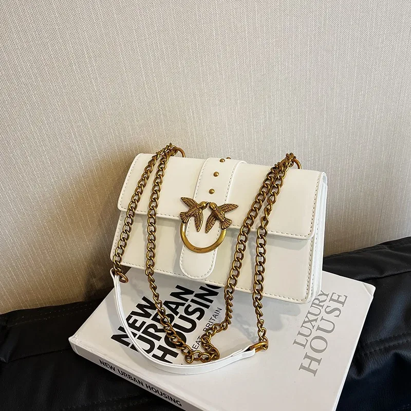 nouveau sac bandoulière chaîne pour femme, sac à l'épaule sous le bras style européen et américain, petit sac carré vintage avec décorations métalliques pour le quotidien