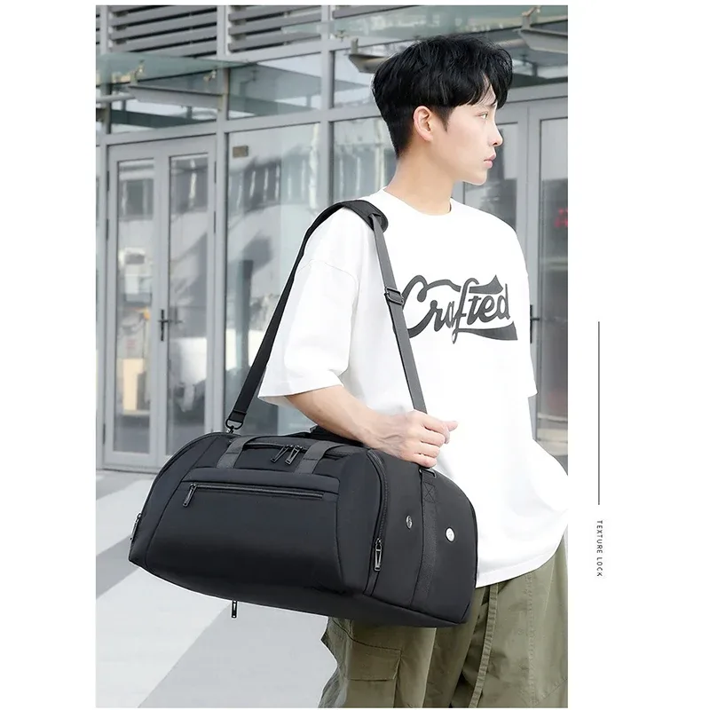 sac de voyage grande capacité avec logo personnalisé pour hommes, sac de sport imperméable pour les voyages en plein air, sac à dos avec compartiment à chaussures et possibilité d'impression de nom.