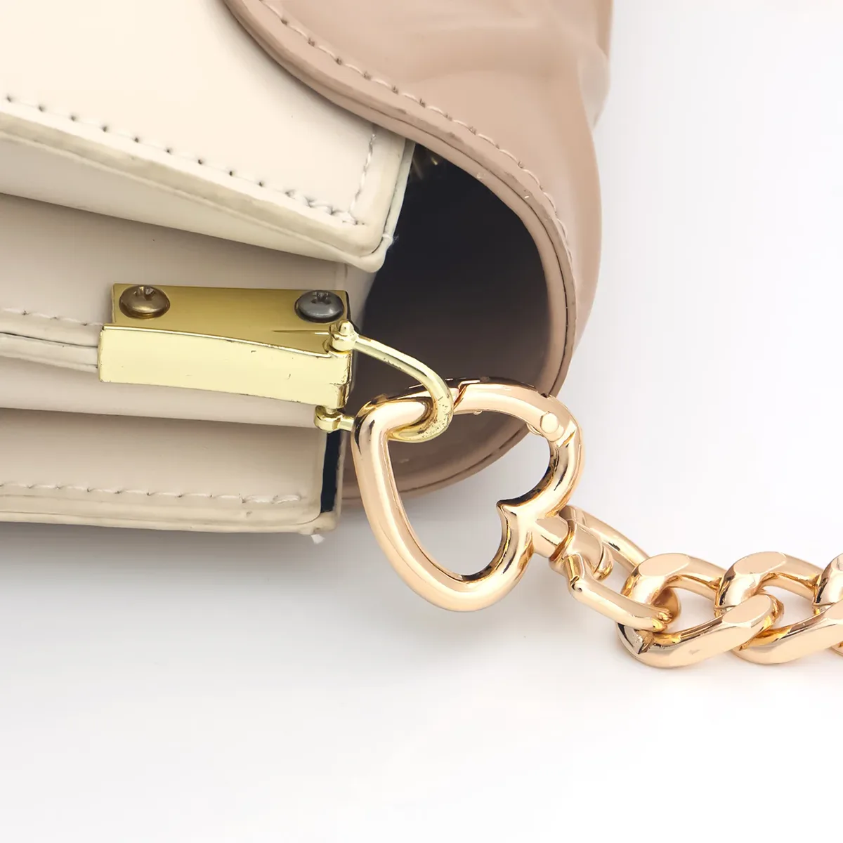 chaîne métal dorée maillons coeurs forme bandoulière accessoire sac voyage chic elégant femmes mode travaux mains brillance
