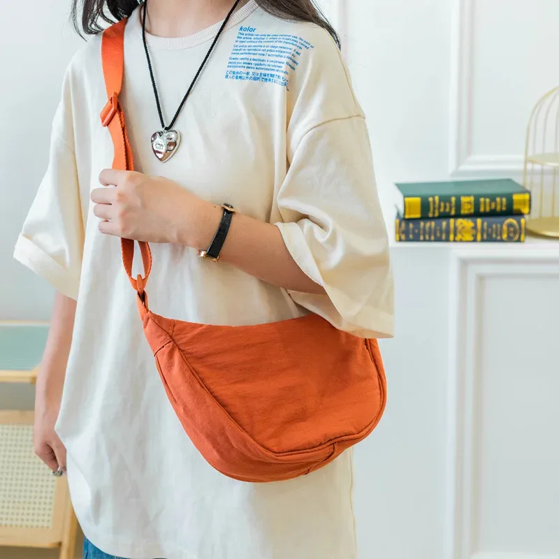 sac bandoulière polyvalent en nylon léger, durable et élégant, disponible en plus de 20 couleurs vibrantes pour un usage quotidien, les voyages et les sorties.