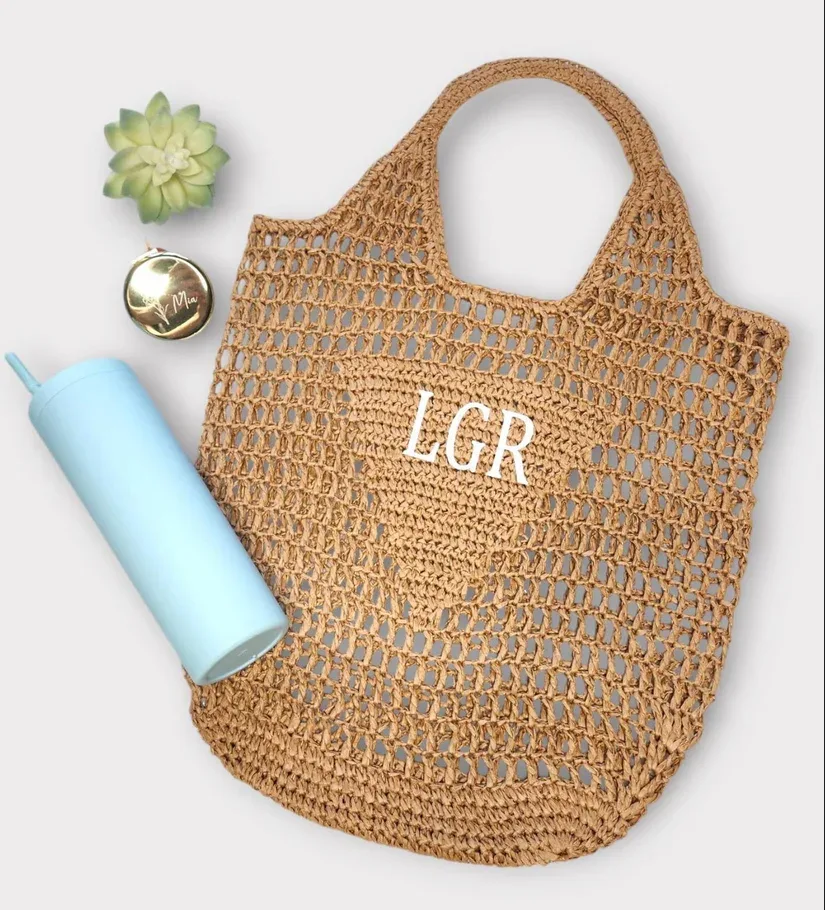 sac fourre-tout de plage en raphia personnalisé, sac de paille personnalisé, sac fourre-tout de plage, fourre-tout tissé initial personnalisé, cadeau personnalisé, sac de voyage d'anniversaire