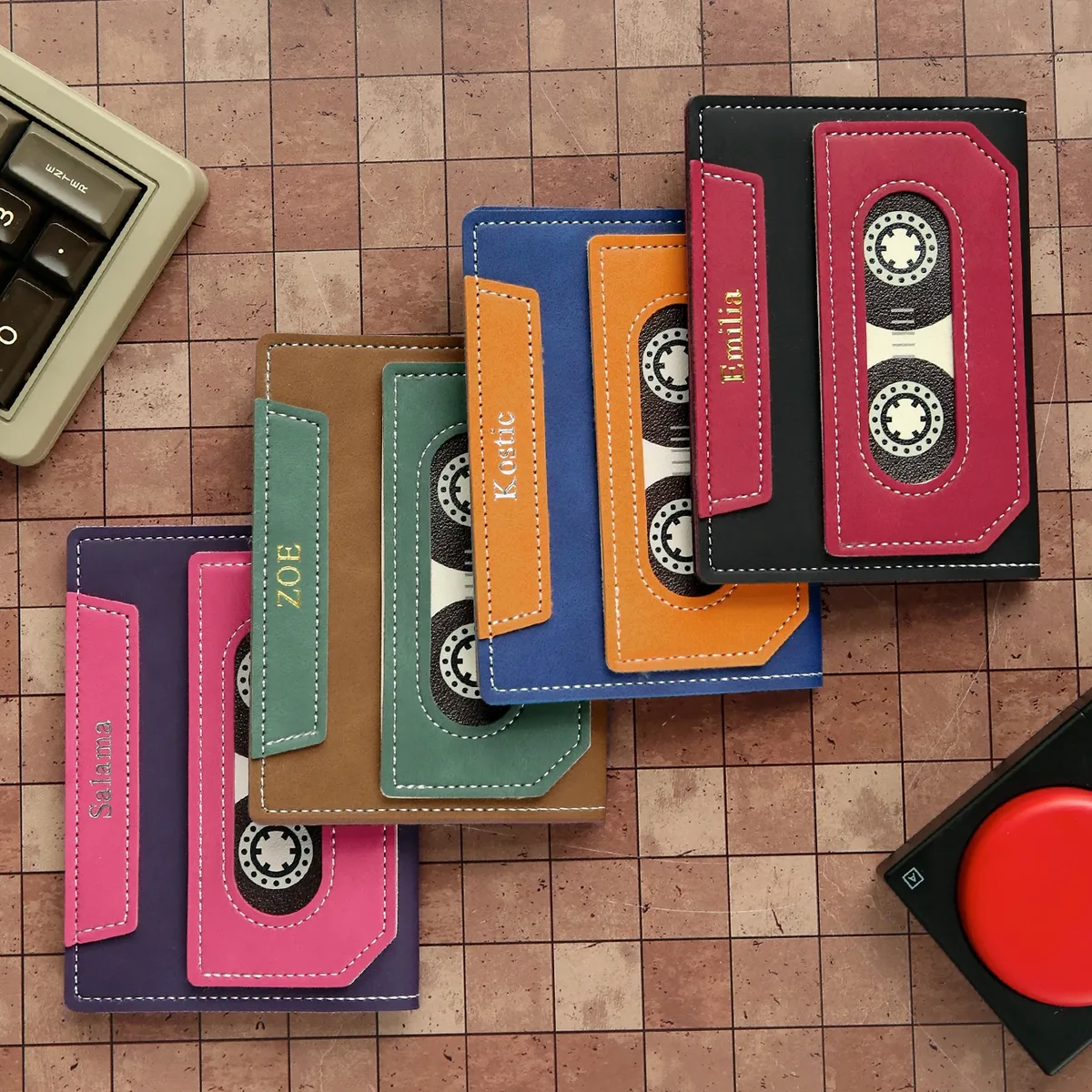 housse de passeport en pu à motif cassette rétro, porte-passeport multifonction avec emplacements cartes, personnalisable gravure prénom, accessoire de voyage vintage, cadeau original pour amateurs de voyages et musiqu