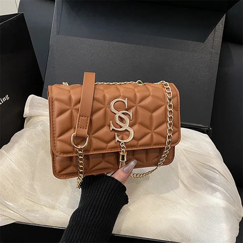 sac carré matelassé argyle élégant et tendance, avec lettres métalliques et pompon, sac bandoulière pour trajets quotidiens