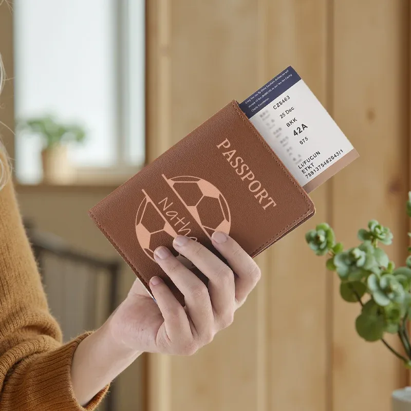 porte-passeport personnalisé avec motif de football, portefeuille de voyage avec emplacements pour cartes et porte-carte d'identité, cadeau élégant pour hommes et femmes