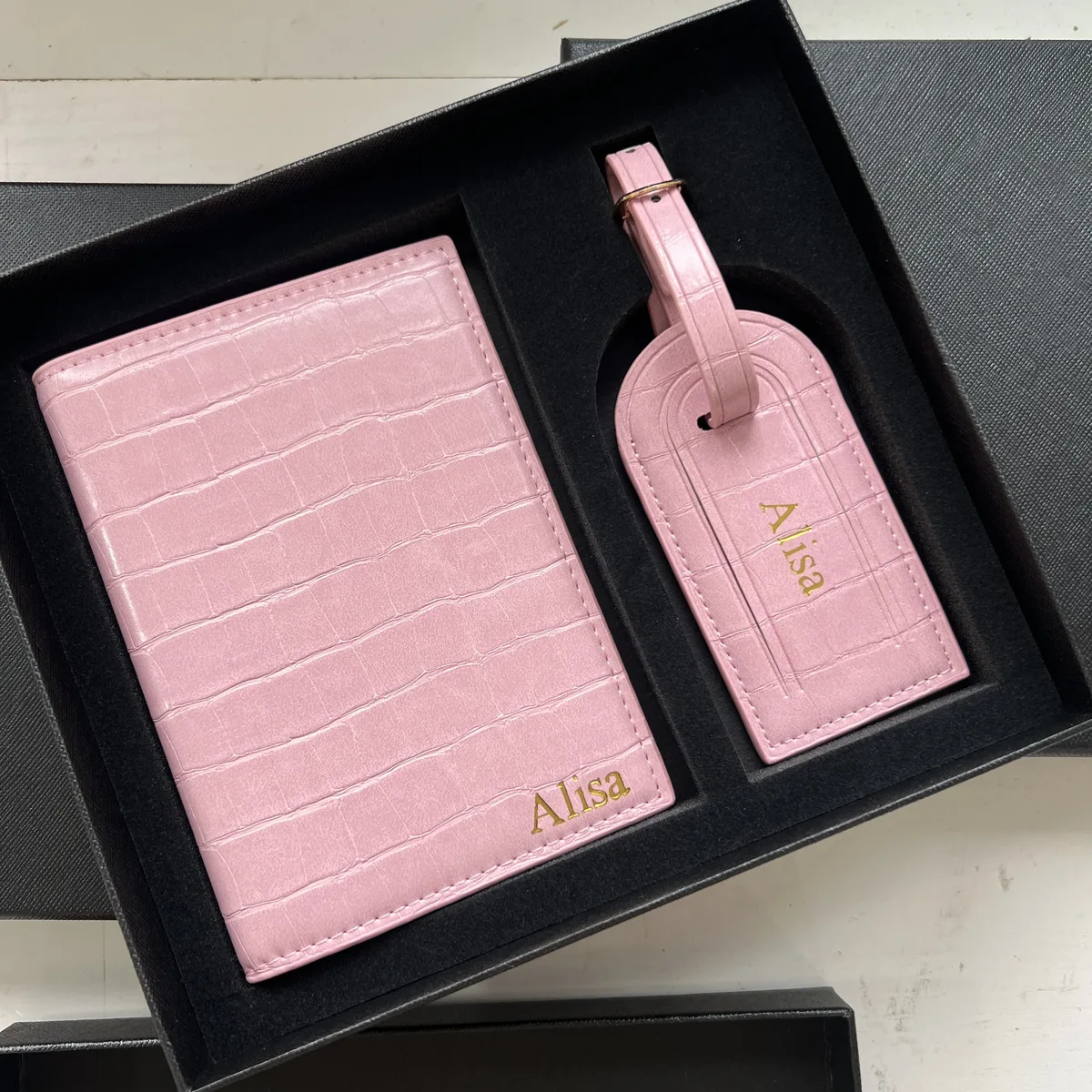 ensemble de coffret cadeau avec lettres initiales monogrammées gratuites, porte-passeport à motif crocodile, étiquette de bagage, housse de passeport, accessoires de voyage