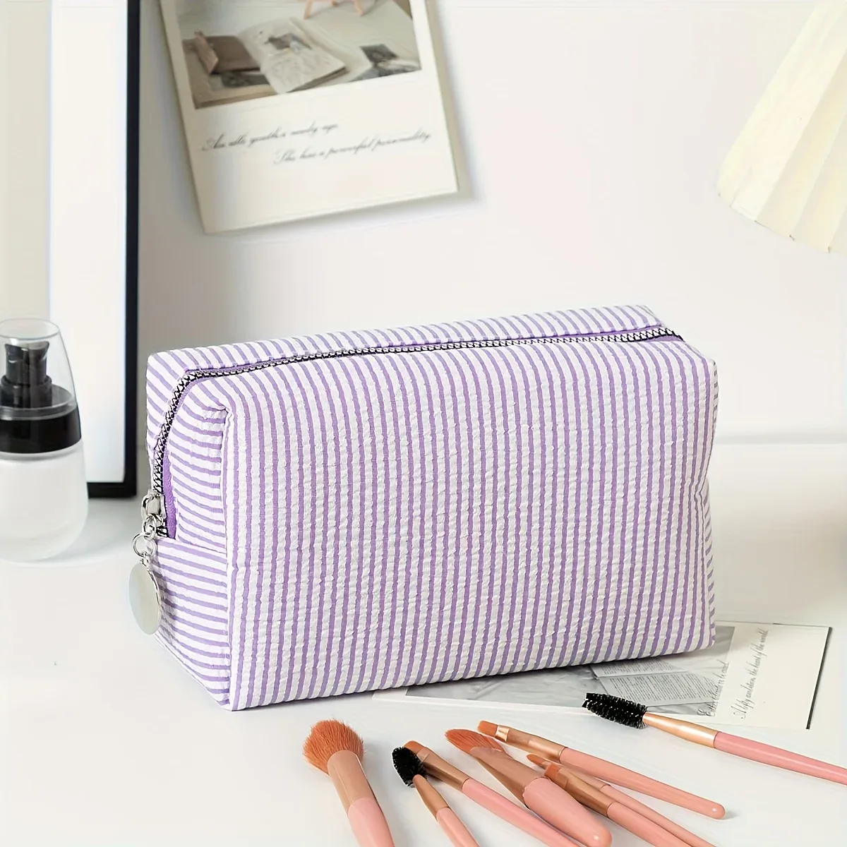 pochette de maquillage en seersucker brodée avec nom, trousse de toilette personnalisée, cadeau personnalisé pour demoiselle d'honneur, pour mariage, voyage, rangement