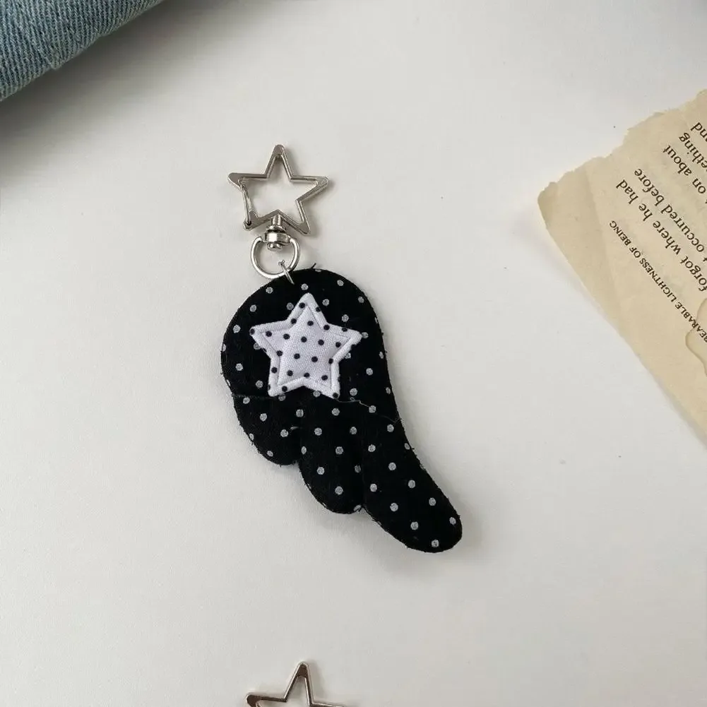 cadenas serrure tsa pochette cuir noir détails métal argent ailes tissu blanc noir pois coeur étoile metallique chaînes