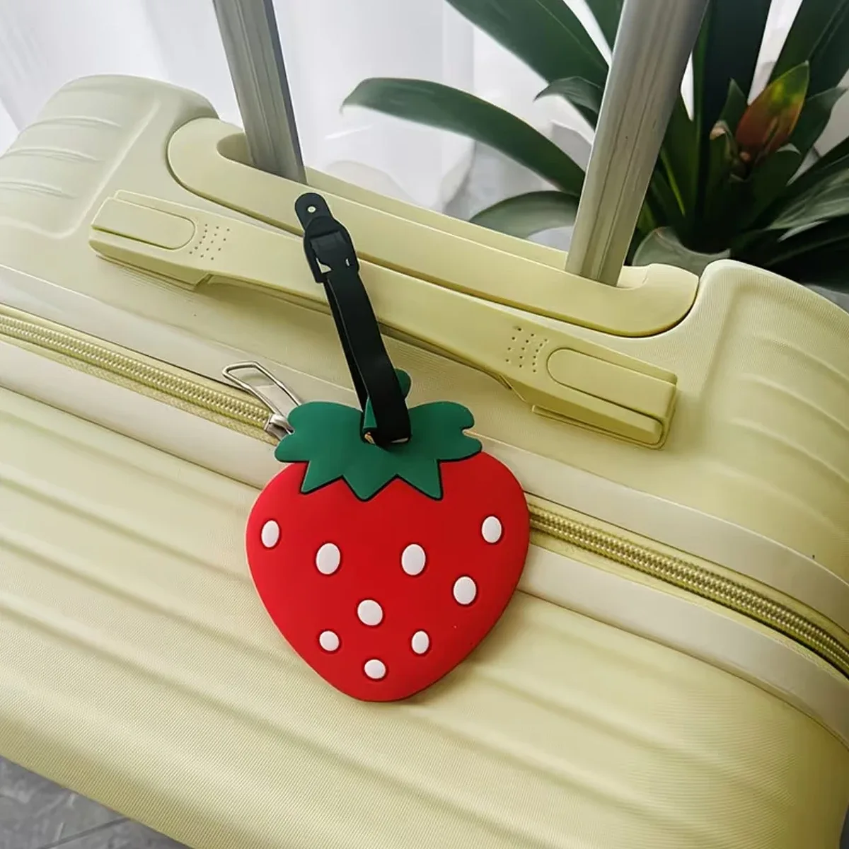 étiquette bagage pvc forme fraise rouge feuillage vert poignée noire forme pastèque graines noires voyage identification