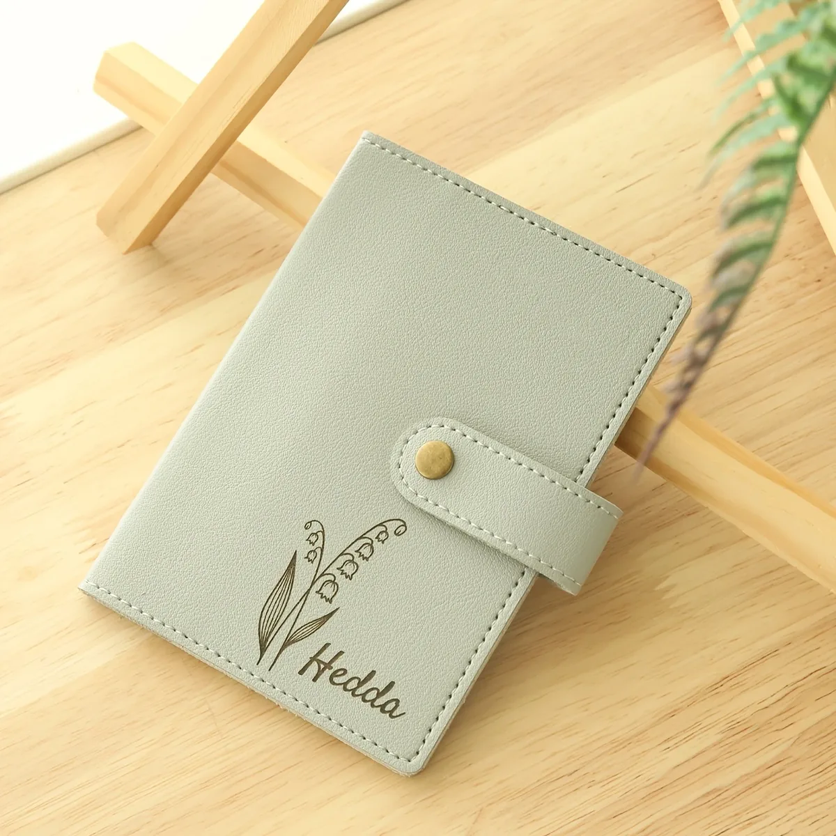 porte-passeport personnalisé en cuir synthétique avec fleur de naissance - nom et motif floral personnalisés, léger et pliable