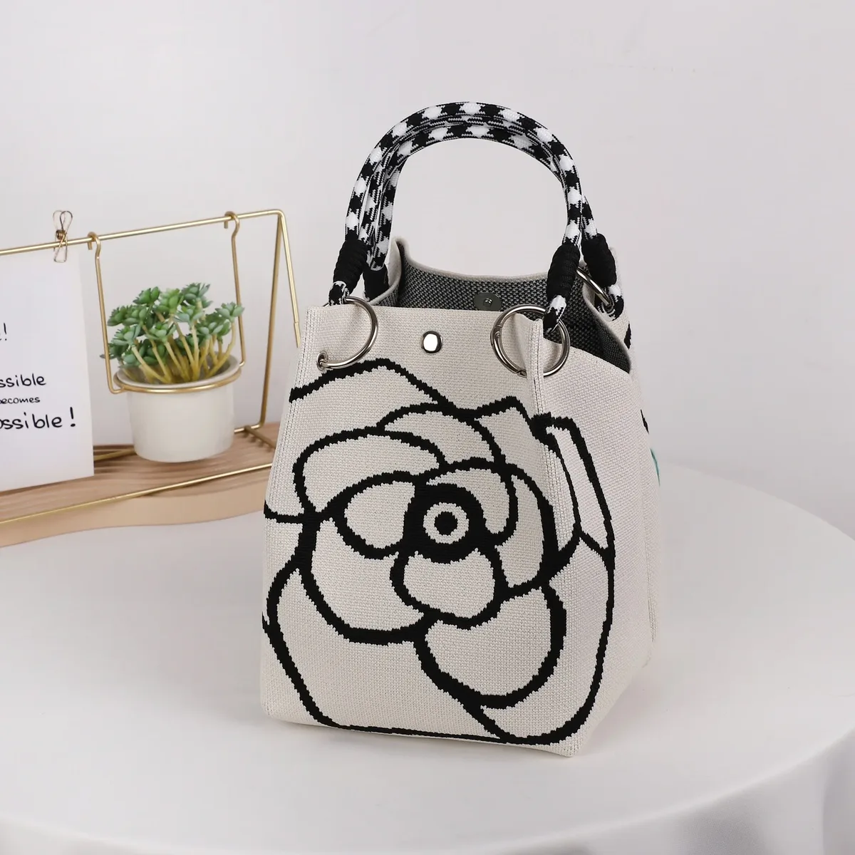 mini sac fourre-tout géométrique pour femme, noir et ivoire, sac à main graphique avec poignée anneau, sac compact pour tenues de style coréen