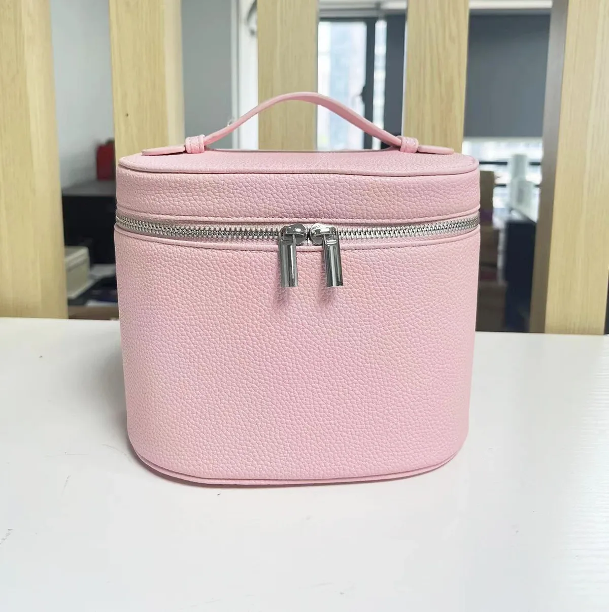 nouvelle trousse de maquillage ronde en cuir pu personnalisable, sac de rangement portable pour rouge à lèvres et soins de la peau avec compartiments