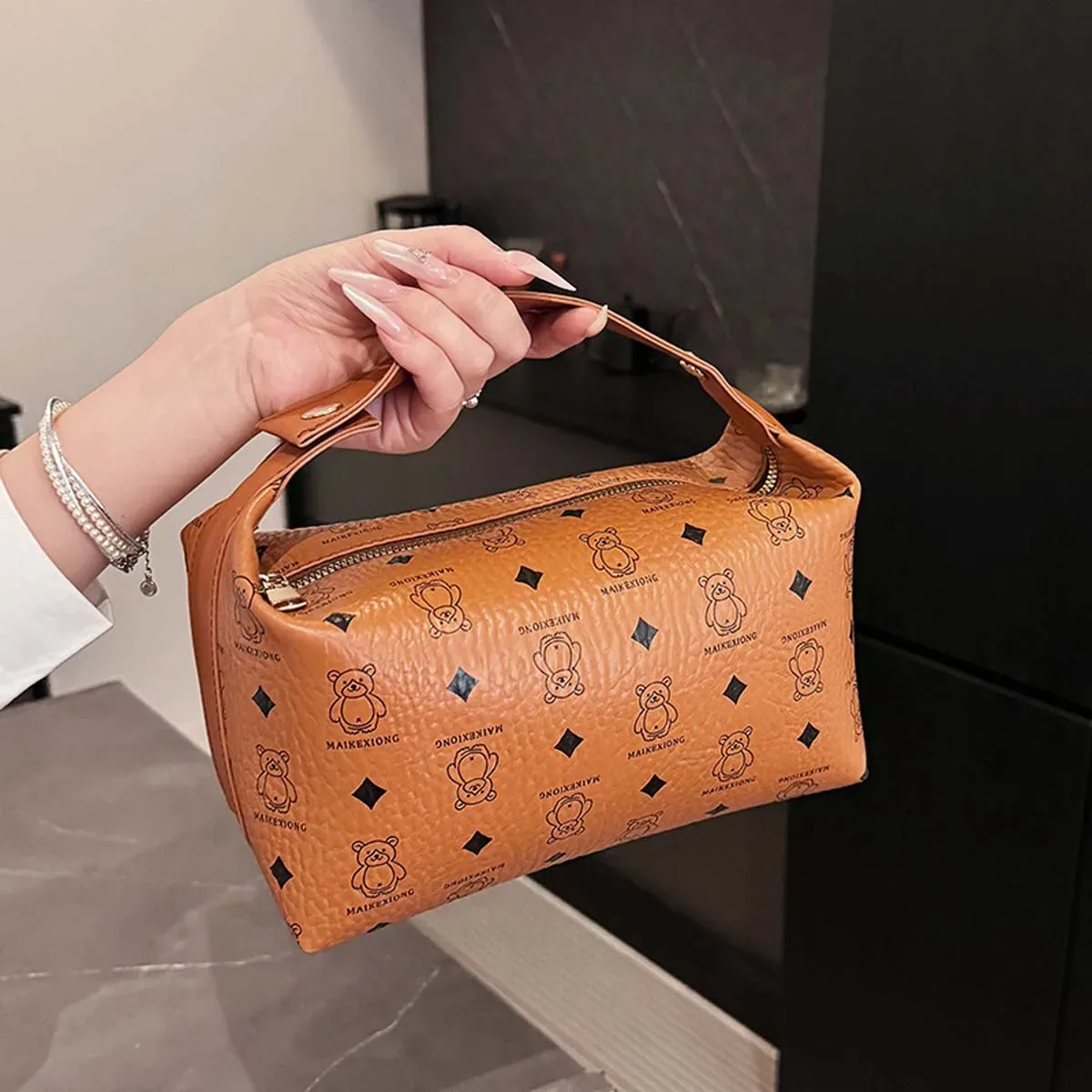 sacs de maquillage ours de dessin animé, nouveaux sacs de rangement portables de grande capacité, sacs de toilette tendance anti-éclaboussures et à la mode, vente en gros