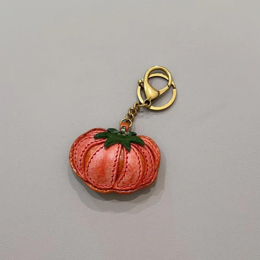 breloque de sac en cuir de vachette motif citrouille, pendentif tomate exquis, accessoire de sac à dos mignon et polyvalent pour femme, porte-clés